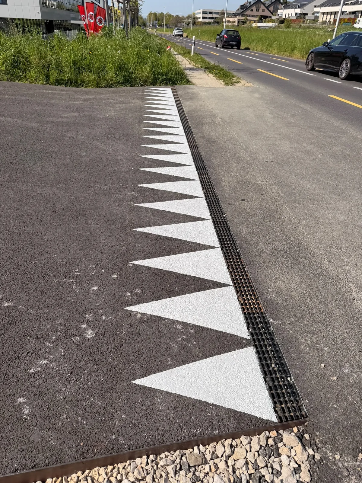 Triangles blancs de signalisation le long d'une route