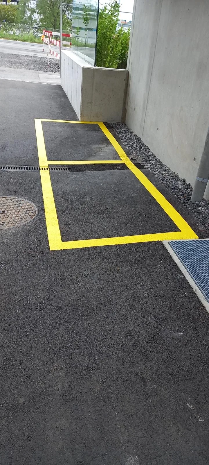 Marquage jaune tracé sur un enrobé extérieur