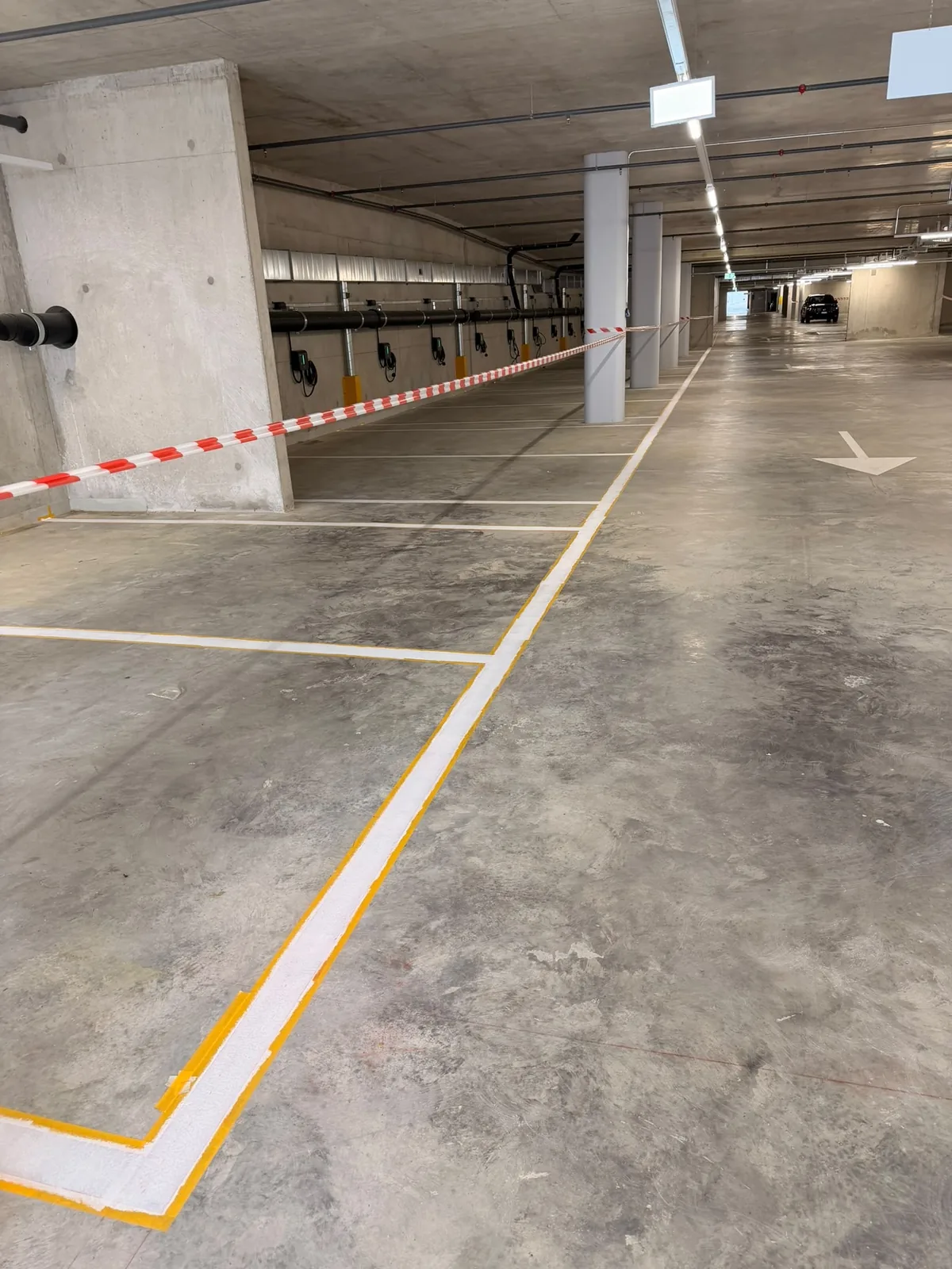Lignes de cases fraîchement tracées dans un parking souterrain