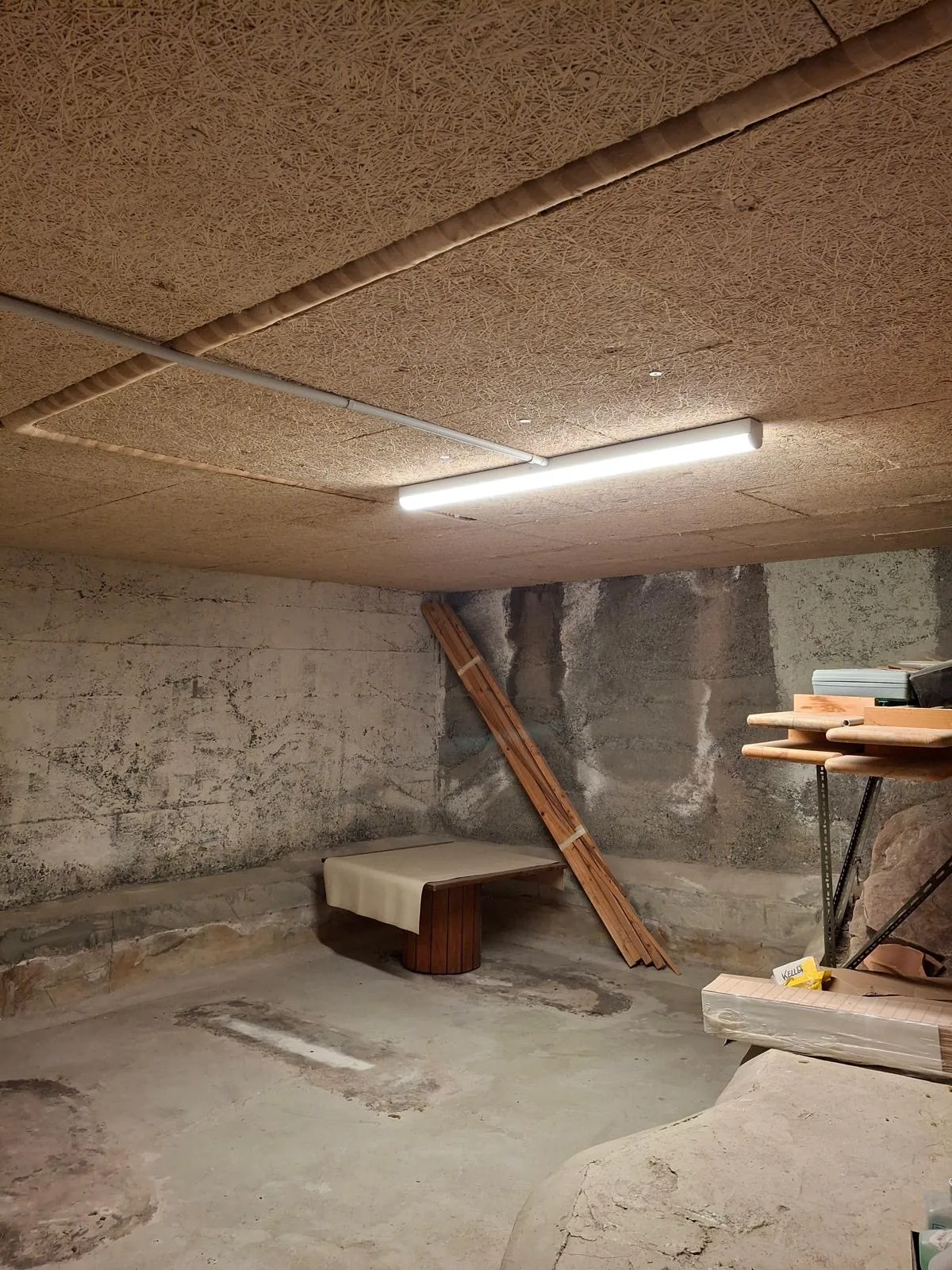 Plafond de cave isolé avec rails posés pour le doublage