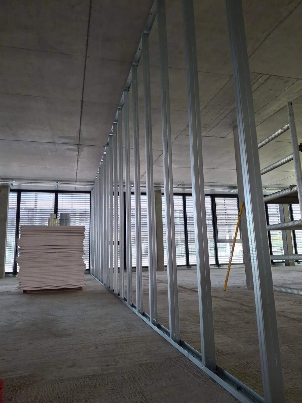 Cloison en cours de montage dans un open space vitré