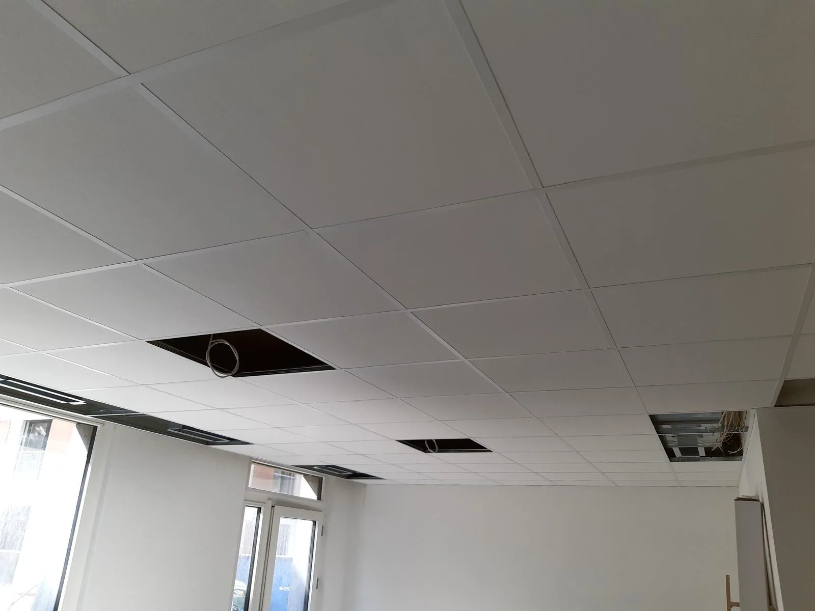 Faux plafond en dalles minérales avec spots en attente