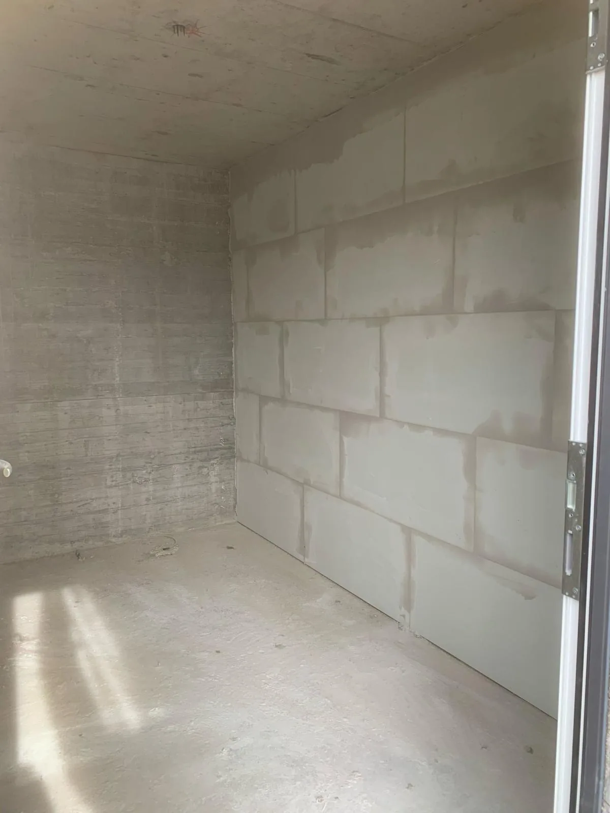 Pièce en maçonnerie jointoyée prête pour les finitions