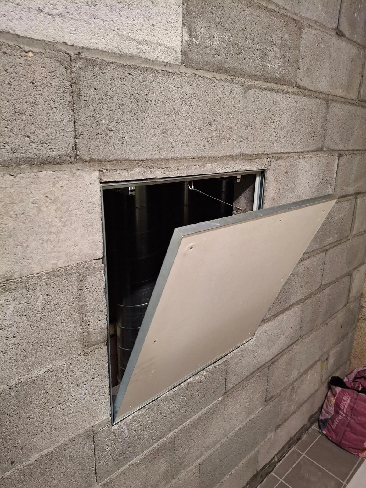 Trappe de visite intégrée dans un mur en maçonnerie