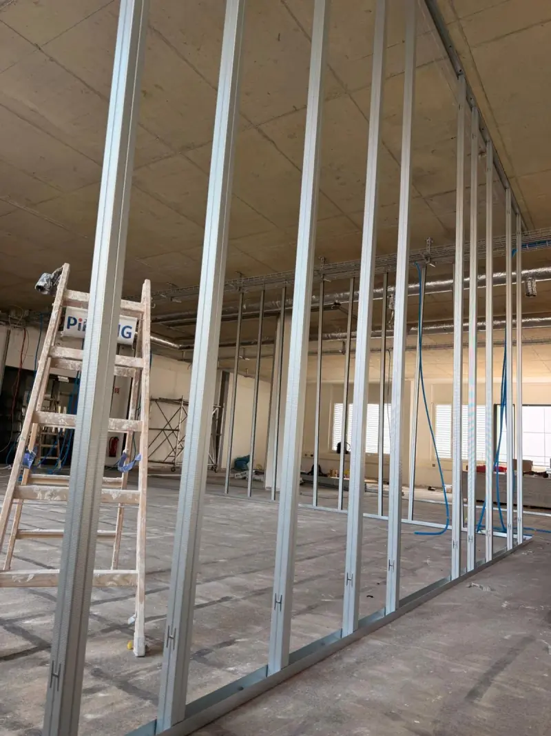 Ossature métallique de cloisons montée sur un plateau de bureaux
