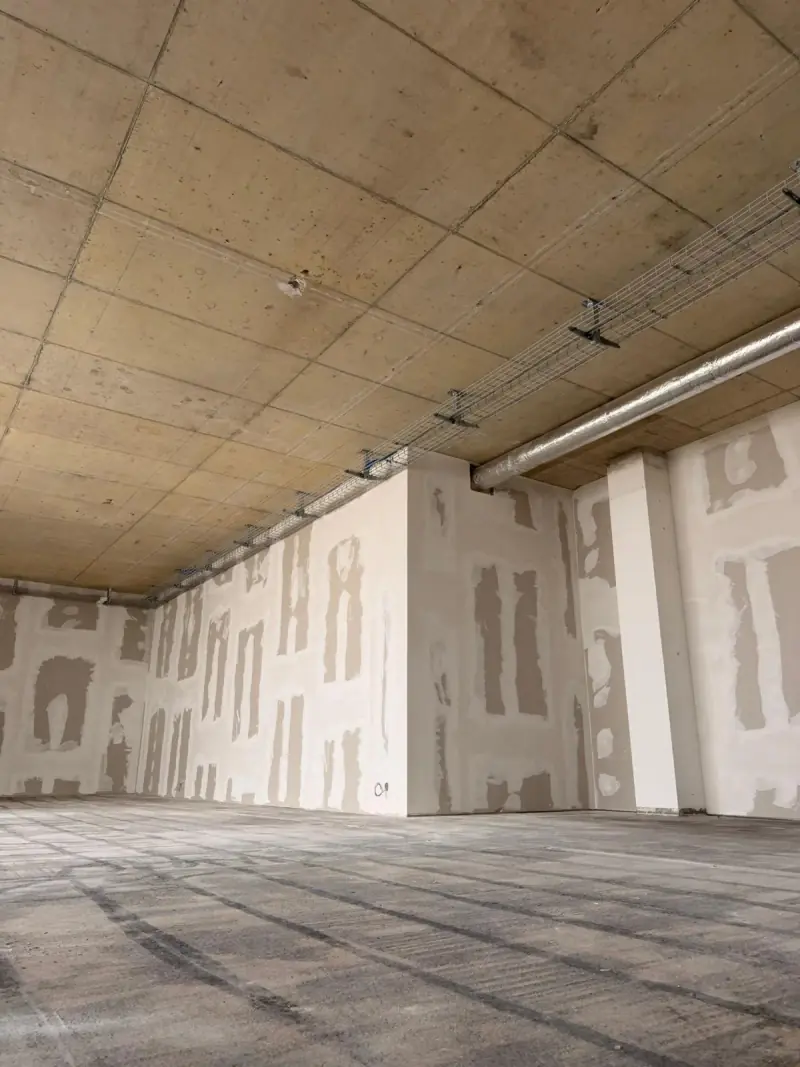 Murs en plaques de plâtre avec bandes et enduit de joints