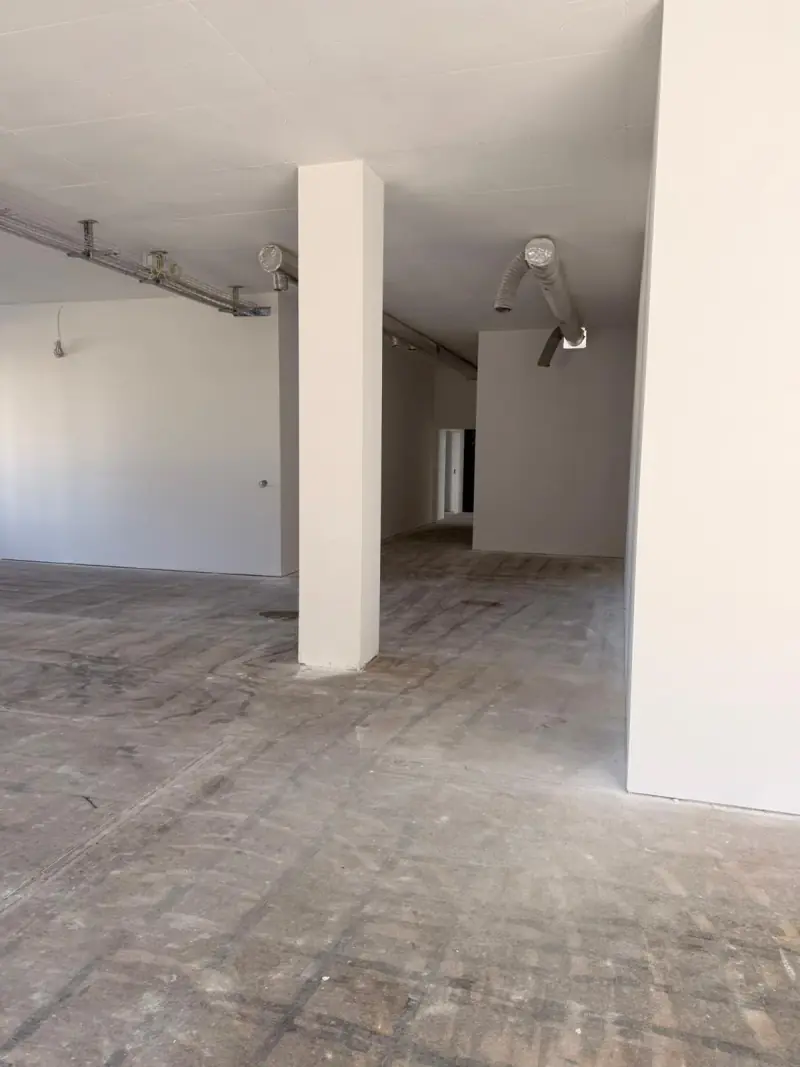 Volume de bureaux terminé, murs et pilier blancs