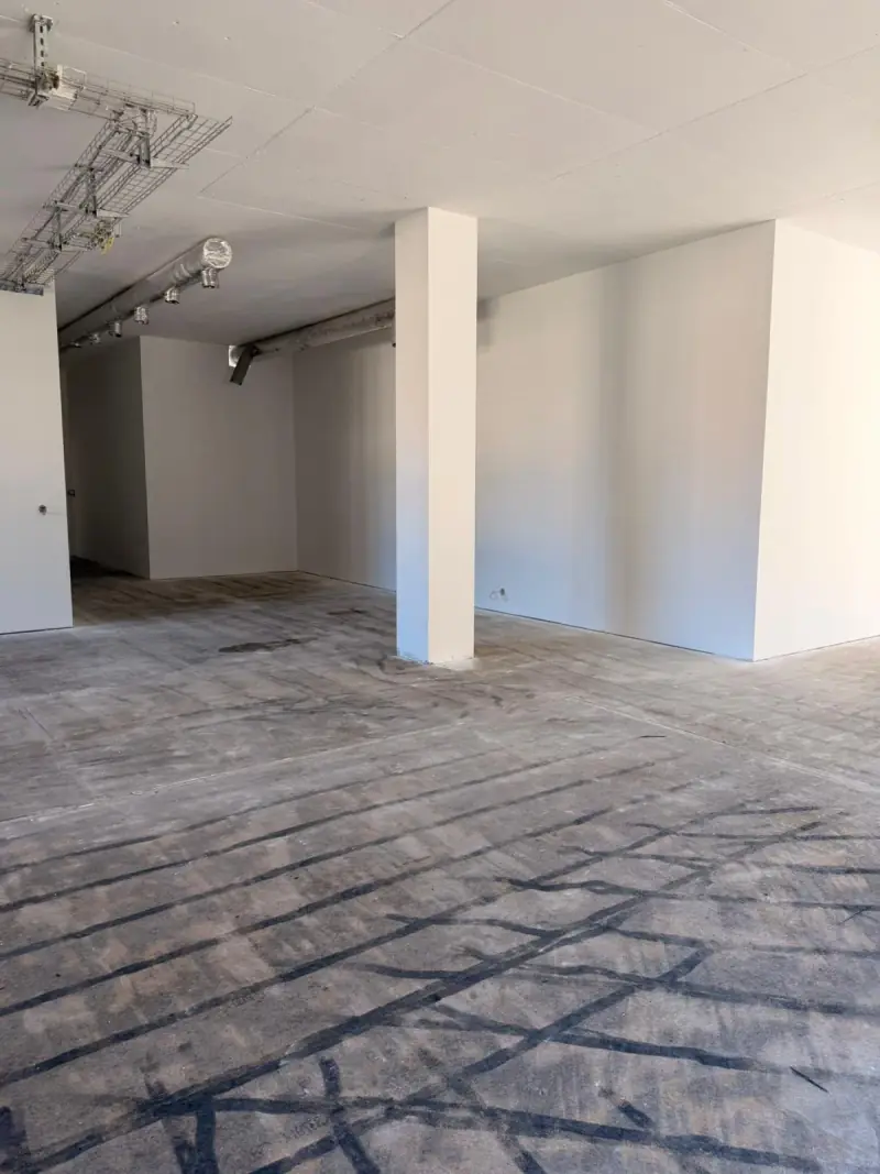 Espace de bureaux peint en blanc avec pilier et retours de cloisons