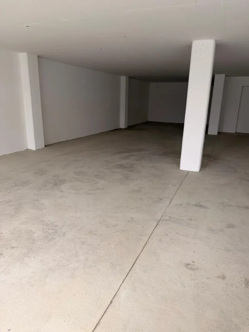 Grande pièce enduite et poncée, baignée de lumière