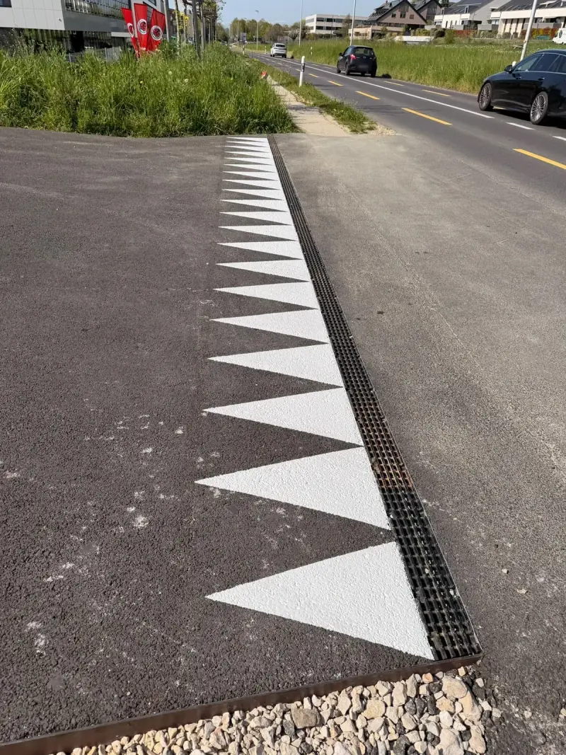 Triangles blancs de signalisation le long d’une route