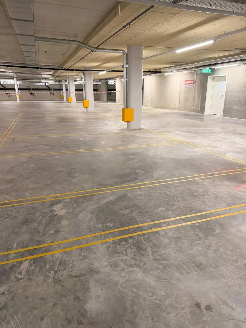 Lignes jaunes fraîchement tracées dans un parking couvert