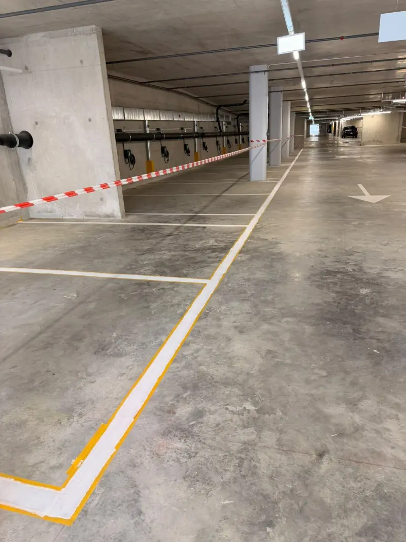 Lignes de cases fraîchement tracées dans un parking souterrain