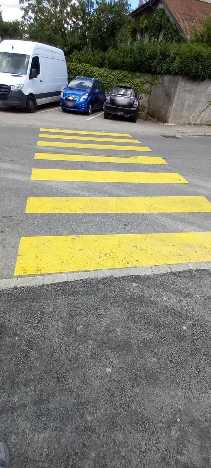 Passage piéton jaune fraîchement marqué sur une route
