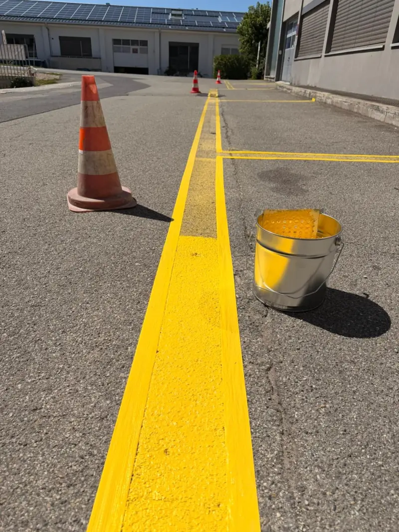 Ligne jaune de marquage extérieur avec cône et seau de peinture