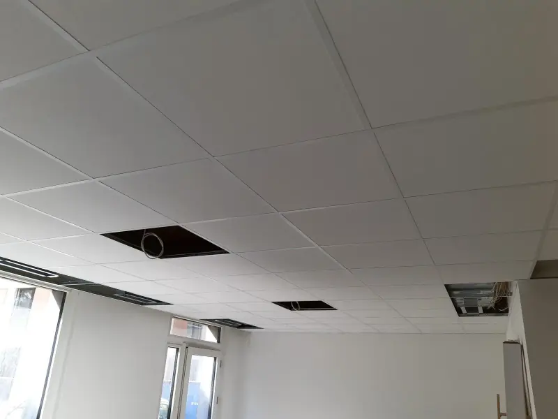 Faux plafond en dalles minérales avec spots en attente