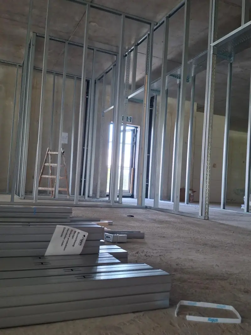 Ossature métallique de cloisons sur un plateau en construction