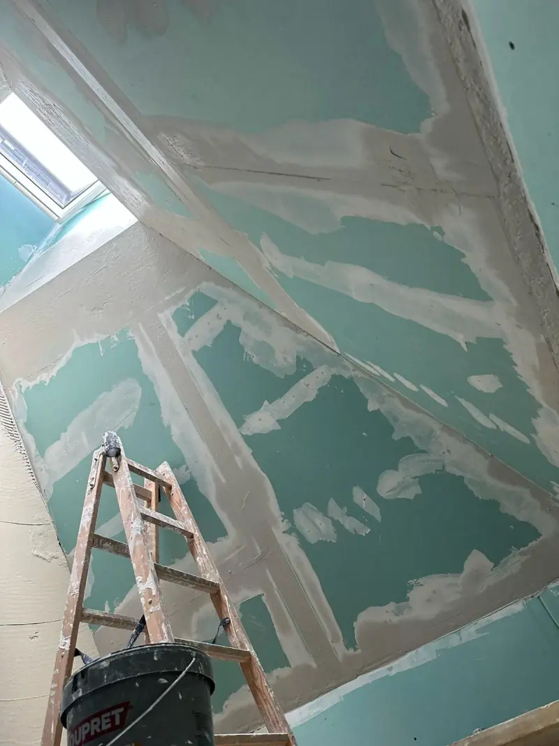 Plafond en plaques hydrofuges avec bandes de joints fraîchement lissées